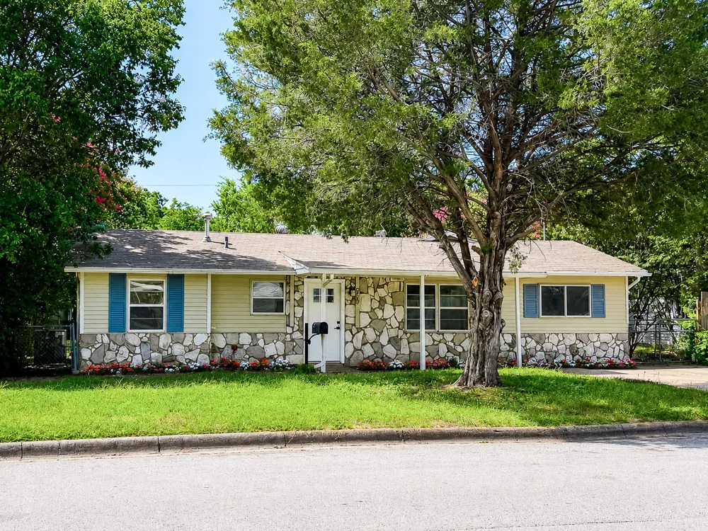 209 W Southern Avenue Saginaw, TX 76179