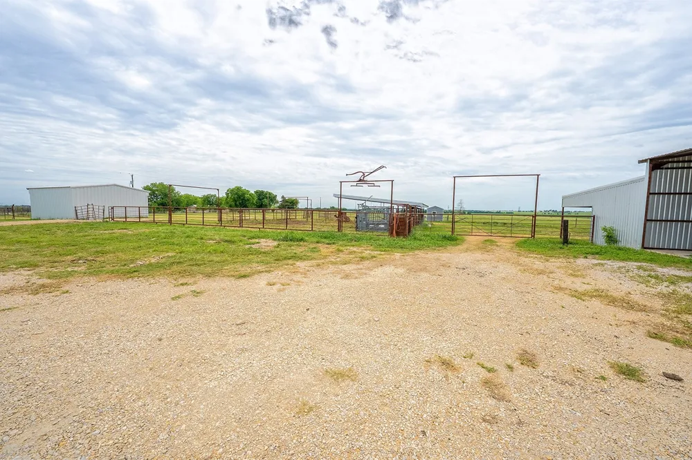1010 County Road 382 Era, TX 76238