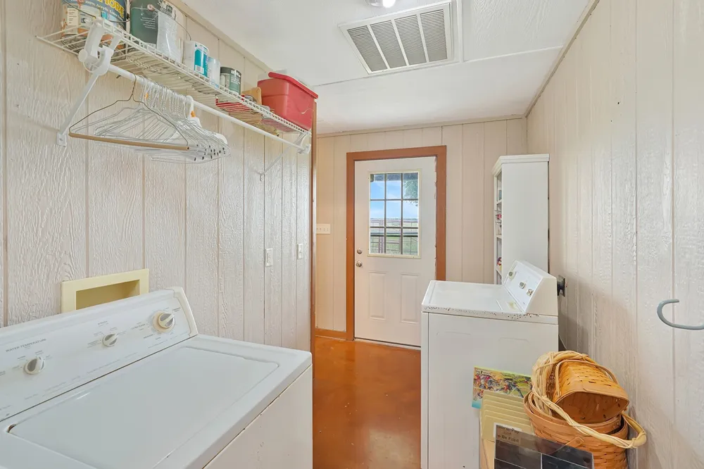 1010 County Road 382 Era, TX 76238