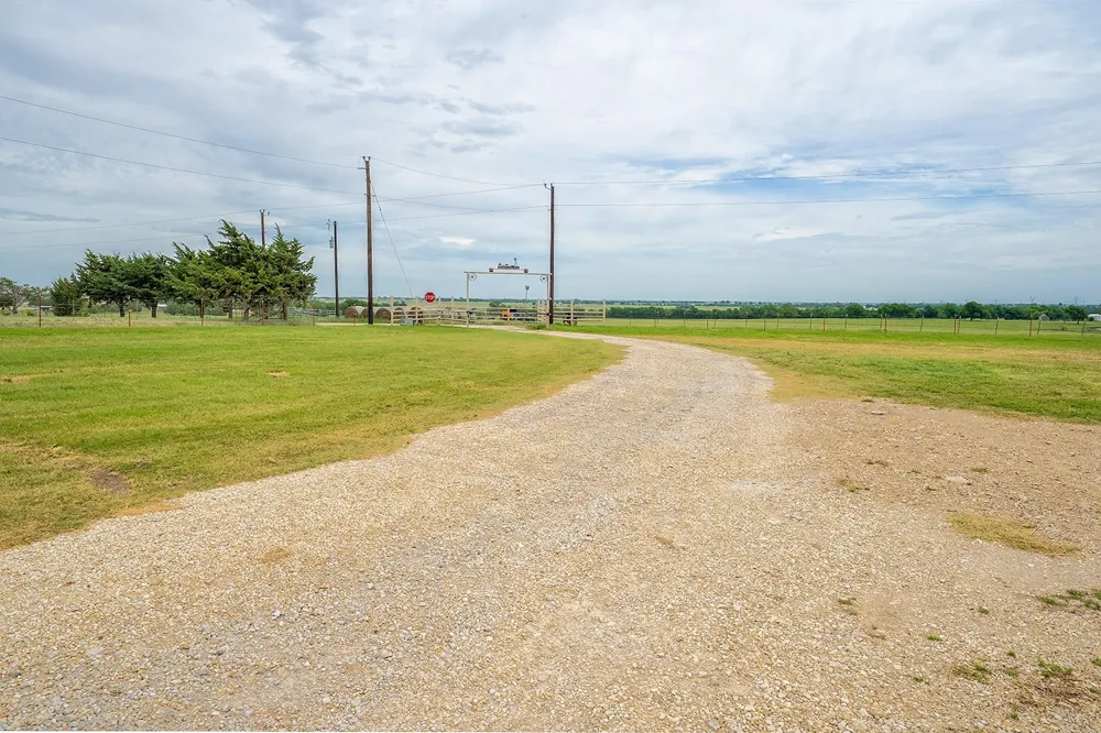 1010 County Road 382 Era, TX 76238