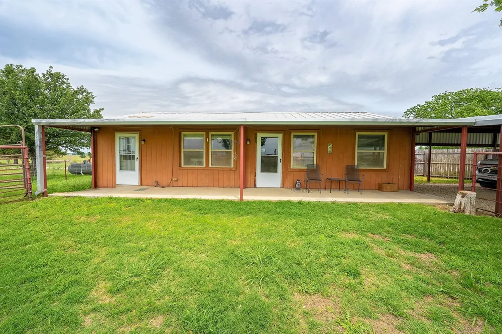 1010 County Road 382 Era, TX 76238