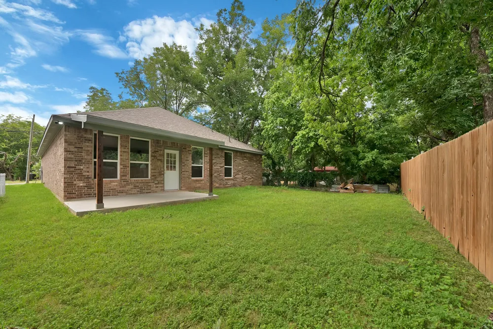407 E Willingham Street Cleburne, TX 76031