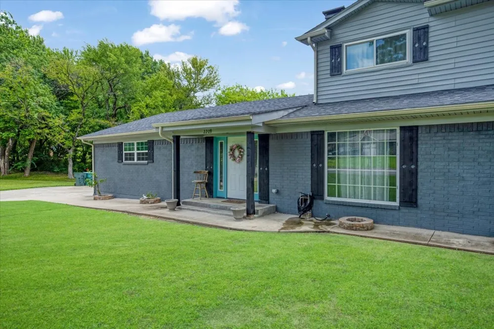 2209 Ridgewood Drive Sherman, TX 75092