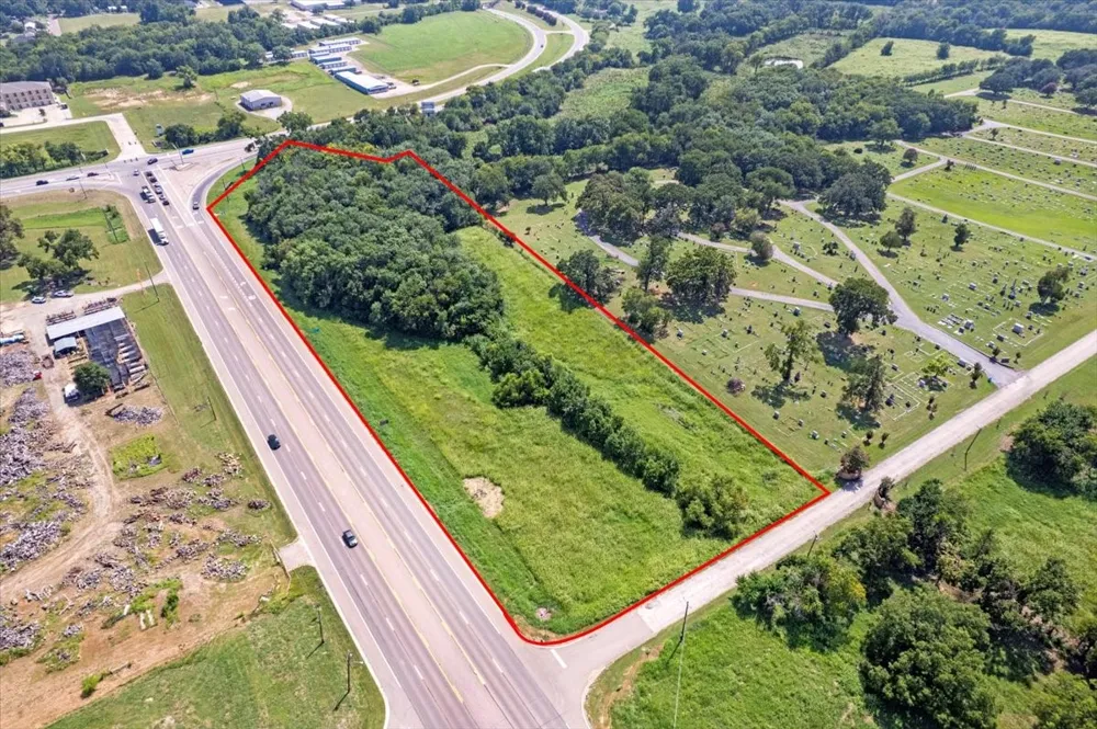 W Tx-121 Highway Bonham, TX 75418