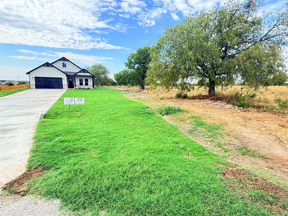 1004 Don Eve Court Azle, TX 76020
