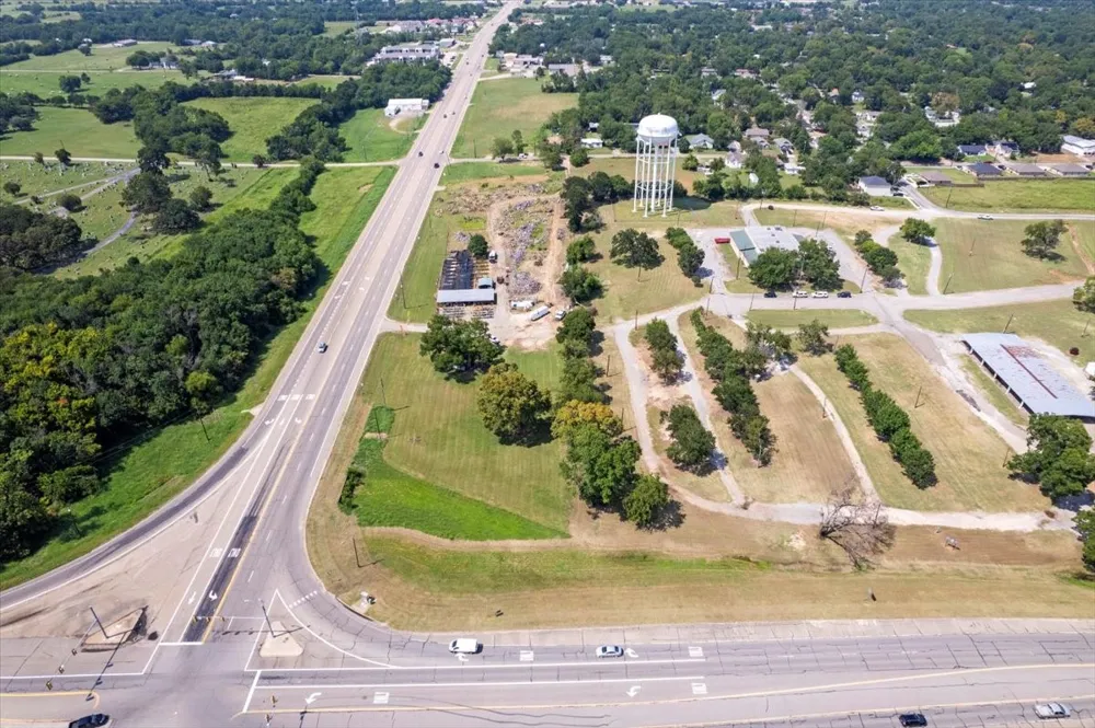 604 Tx-121 Bonham, TX 75418