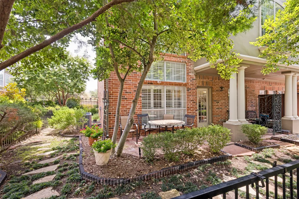 4167 Towne Green Circle Addison, TX 75001