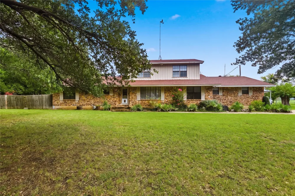 408 E Mulberry Street Leonard, TX 75452