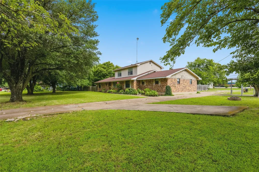 408 E Mulberry Street Leonard, TX 75452