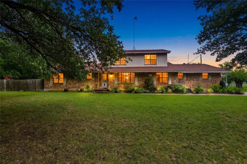 408 E Mulberry Street Leonard, TX 75452