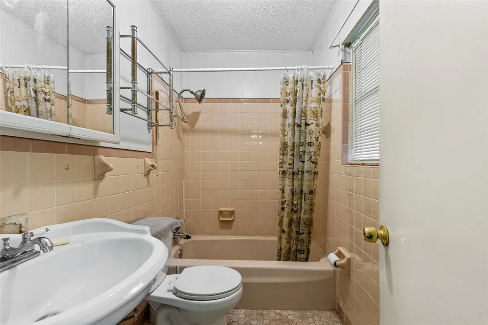 408 E Mulberry Street Leonard, TX 75452