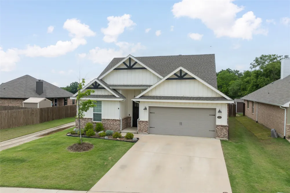 300 Bronco Drive Pilot Point, TX 76258