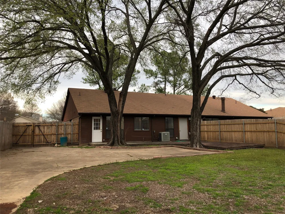 208 E Denton Drive Euless, TX 76039