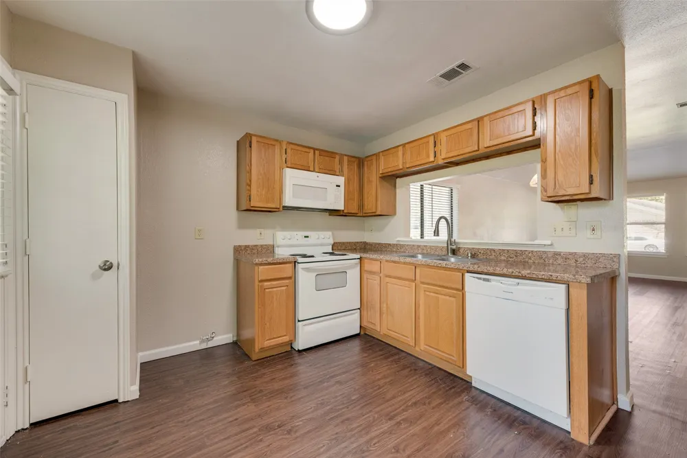208 E Denton Drive Euless, TX 76039