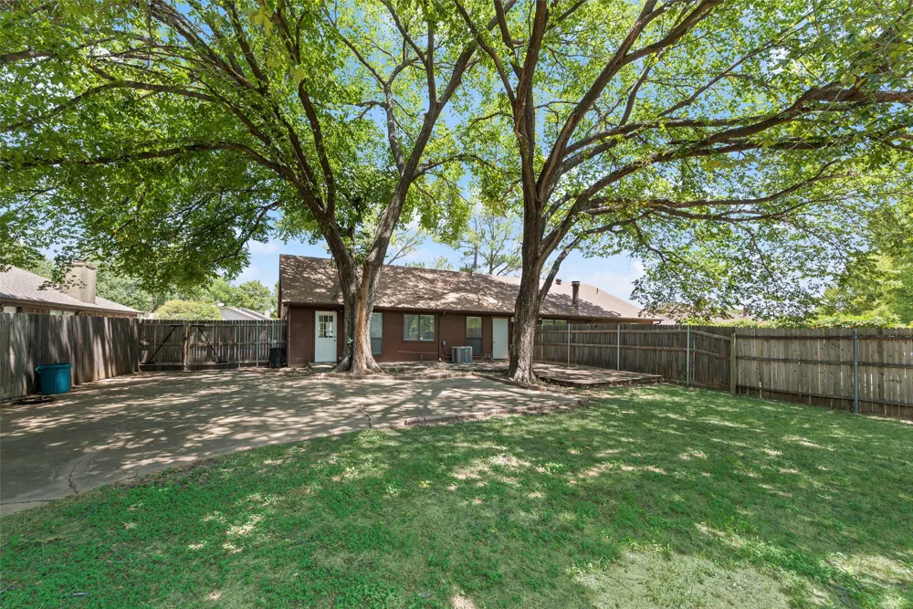 208 E Denton Drive Euless, TX 76039