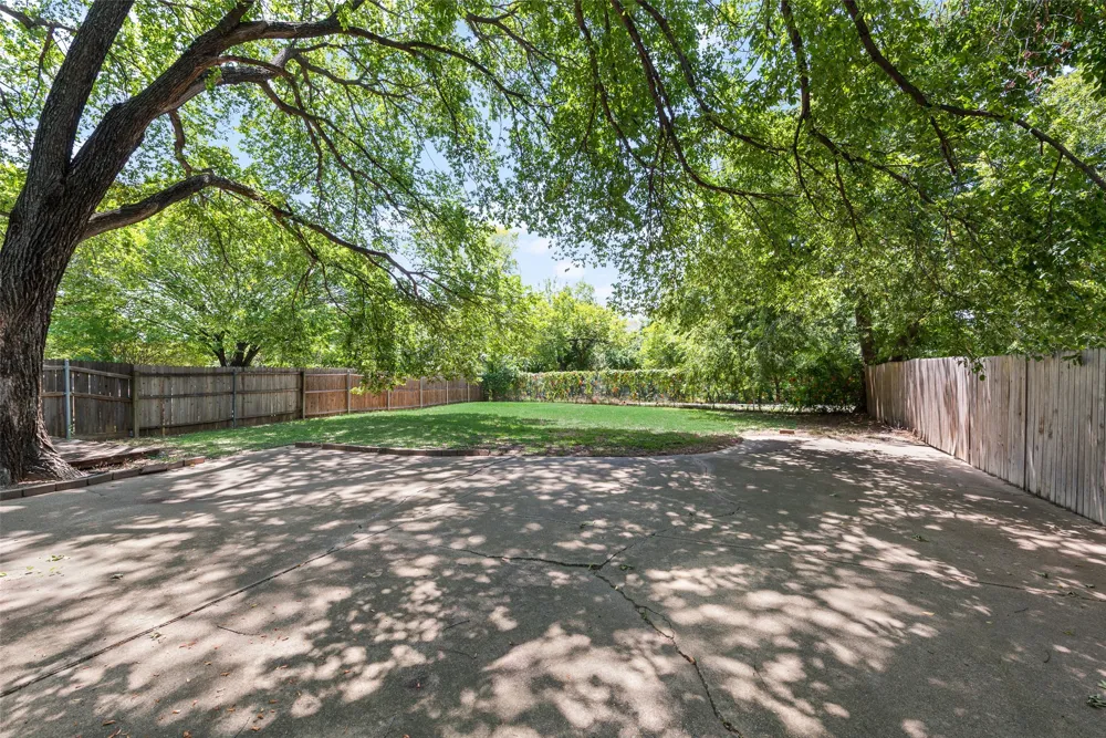 208 E Denton Drive Euless, TX 76039