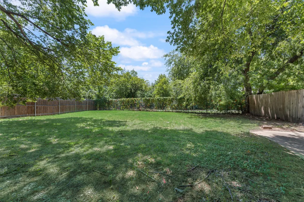 208 E Denton Drive Euless, TX 76039