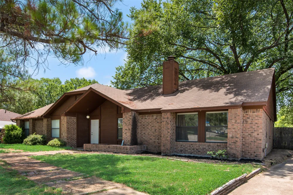 208 E Denton Drive Euless, TX 76039