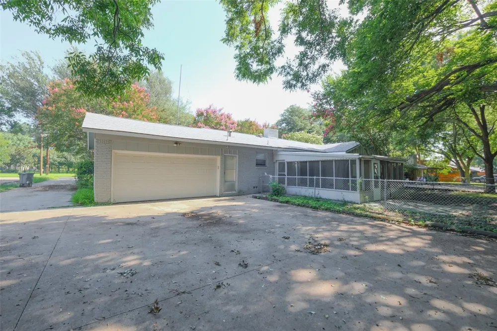 8301 Llano Avenue Benbrook, TX 76116