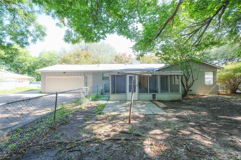 8301 Llano Avenue Benbrook, TX 76116