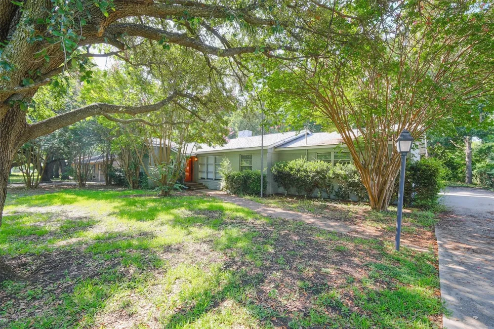 8301 Llano Avenue Benbrook, TX 76116