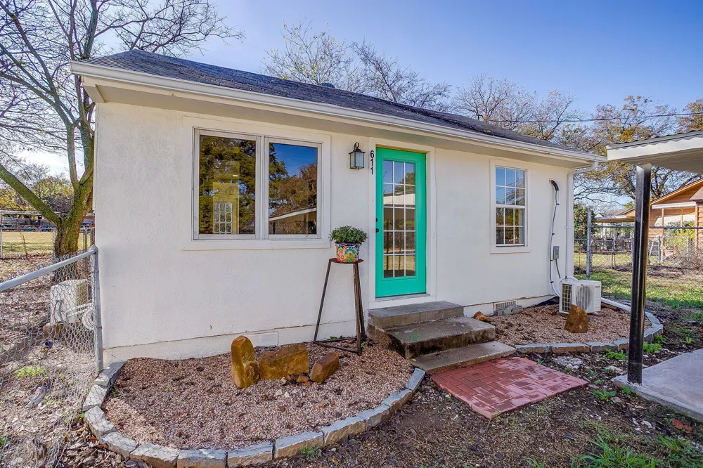 619 W Live Oak Street Jacksboro, TX 76458