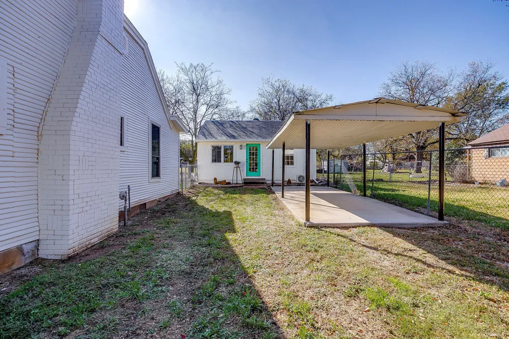 619 W Live Oak Street Jacksboro, TX 76458