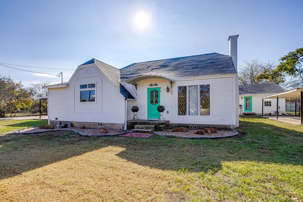 619 W Live Oak Street Jacksboro, TX 76458