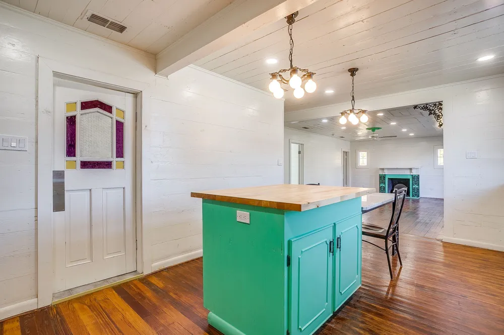 619 W Live Oak Street Jacksboro, TX 76458