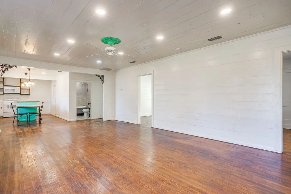 619 W Live Oak Street Jacksboro, TX 76458