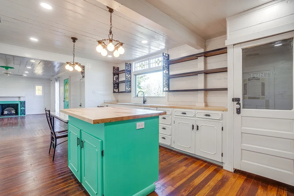 619 W Live Oak Street Jacksboro, TX 76458