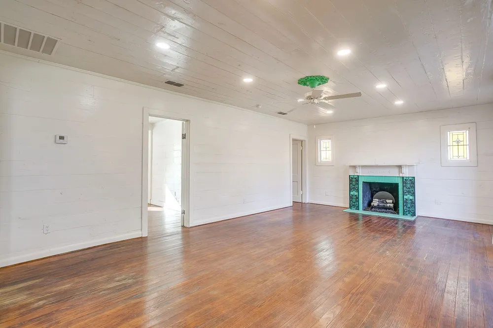 619 W Live Oak Street Jacksboro, TX 76458