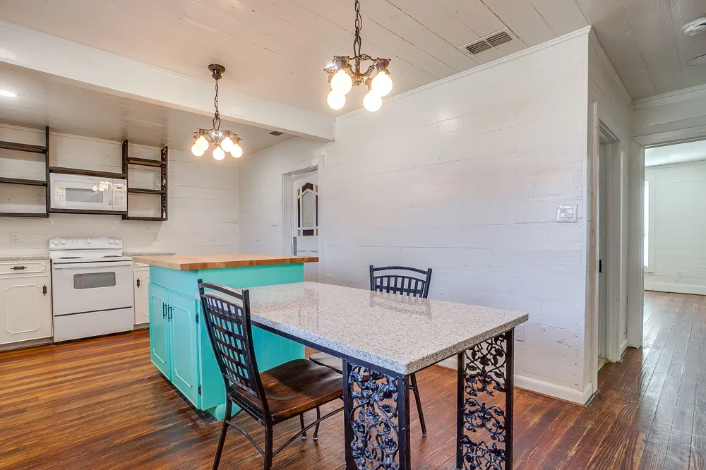 619 W Live Oak Street Jacksboro, TX 76458