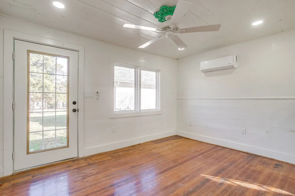 619 W Live Oak Street Jacksboro, TX 76458