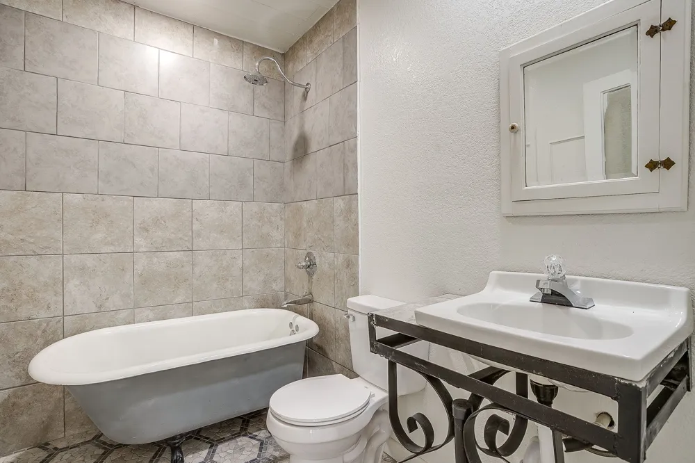 619 W Live Oak Street Jacksboro, TX 76458