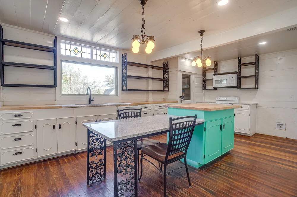 619 W Live Oak Street Jacksboro, TX 76458