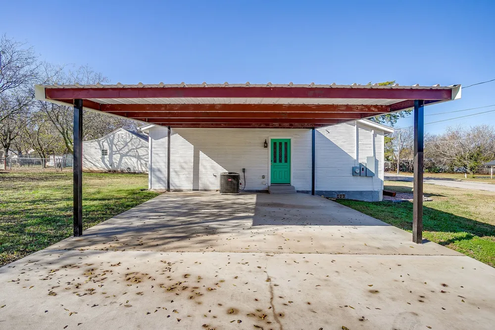 619 W Live Oak Street Jacksboro, TX 76458