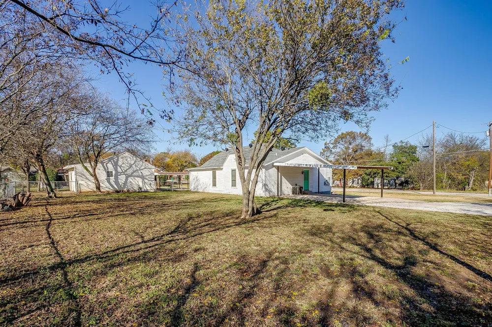 619 W Live Oak Street Jacksboro, TX 76458