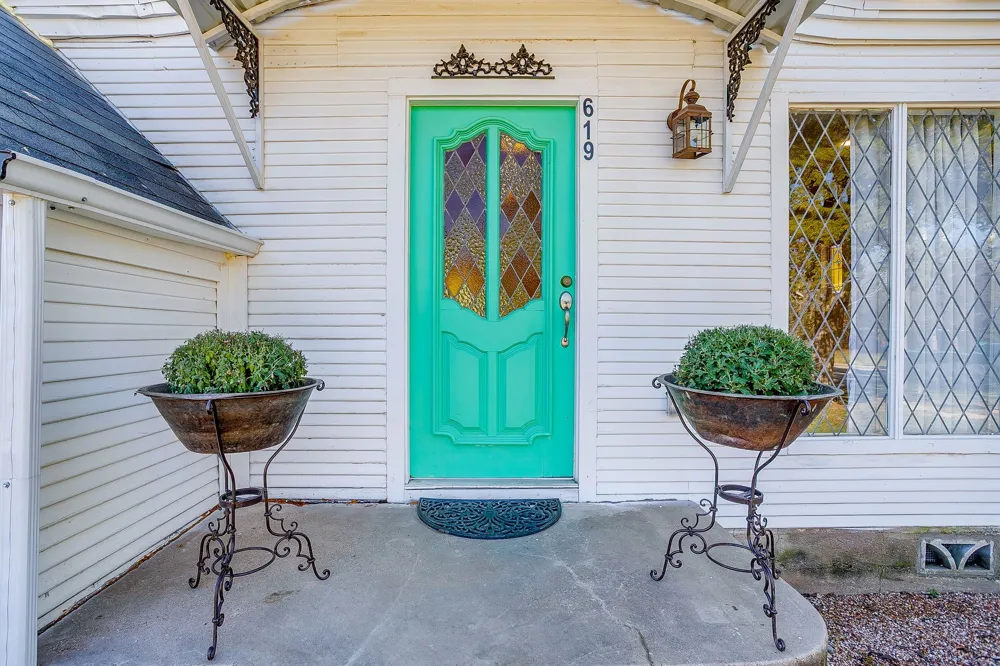 619 W Live Oak Street Jacksboro, TX 76458