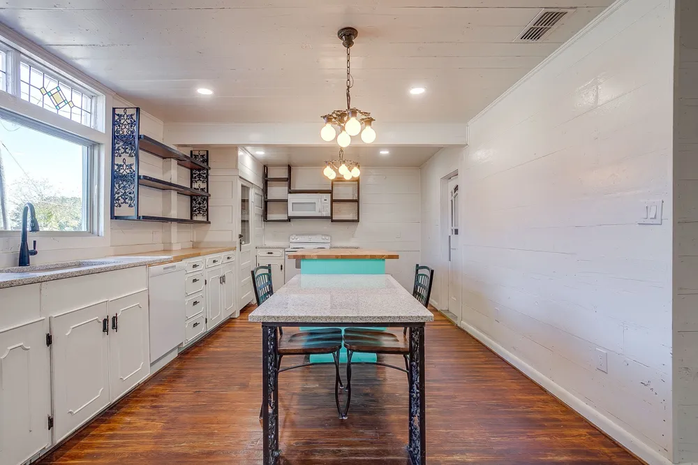 619 W Live Oak Street Jacksboro, TX 76458