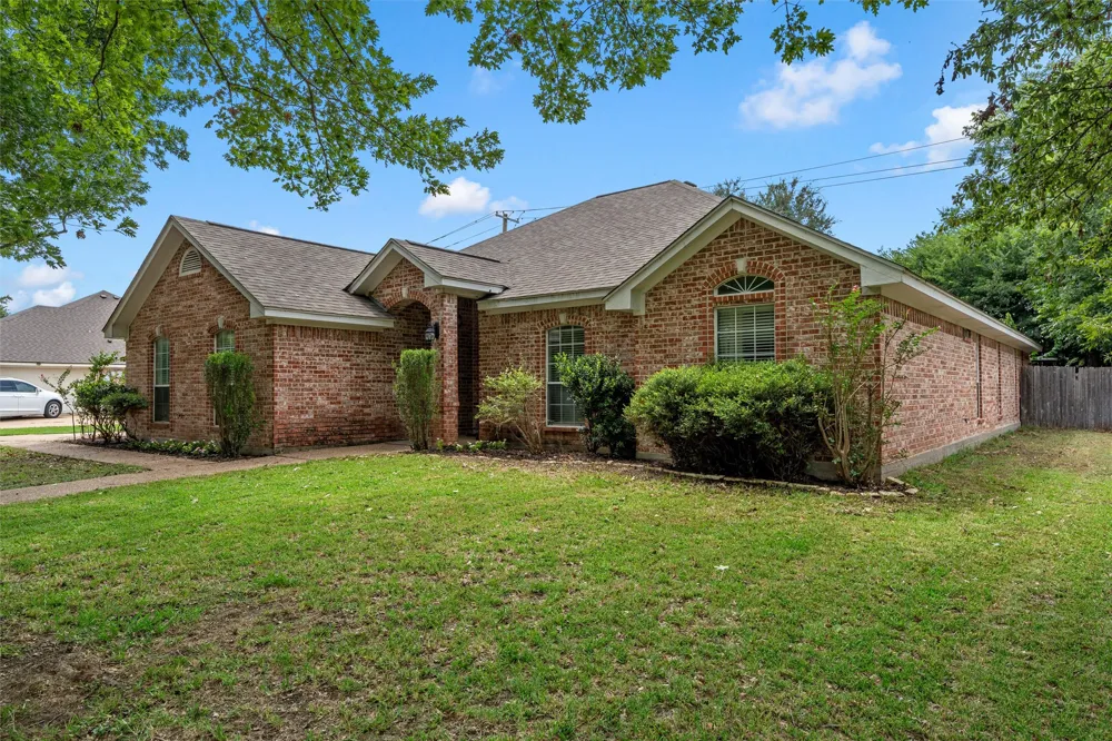 1112 Regina Drive Hewitt, TX 76643