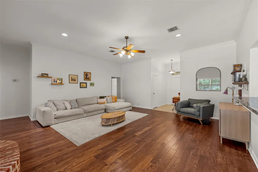 1112 Regina Drive Hewitt, TX 76643