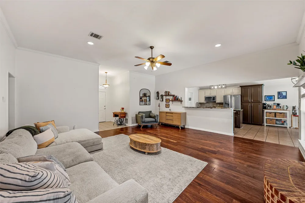 1112 Regina Drive Hewitt, TX 76643