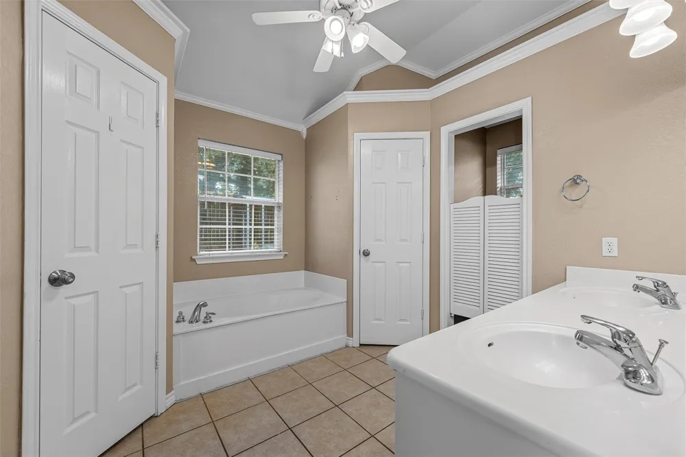 1112 Regina Drive Hewitt, TX 76643