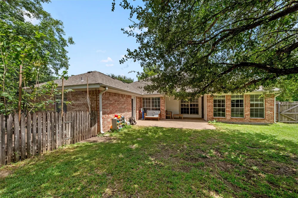 1112 Regina Drive Hewitt, TX 76643