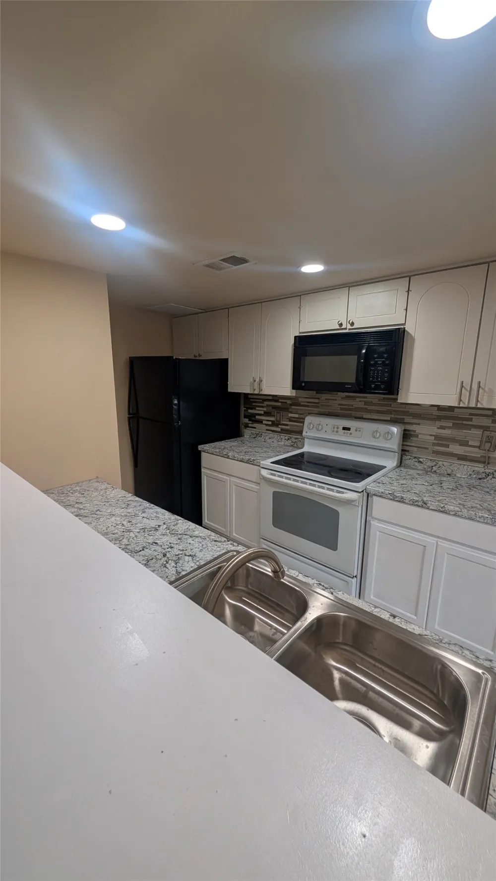 556 E Avenue J #B Grand Prairie, TX 75050