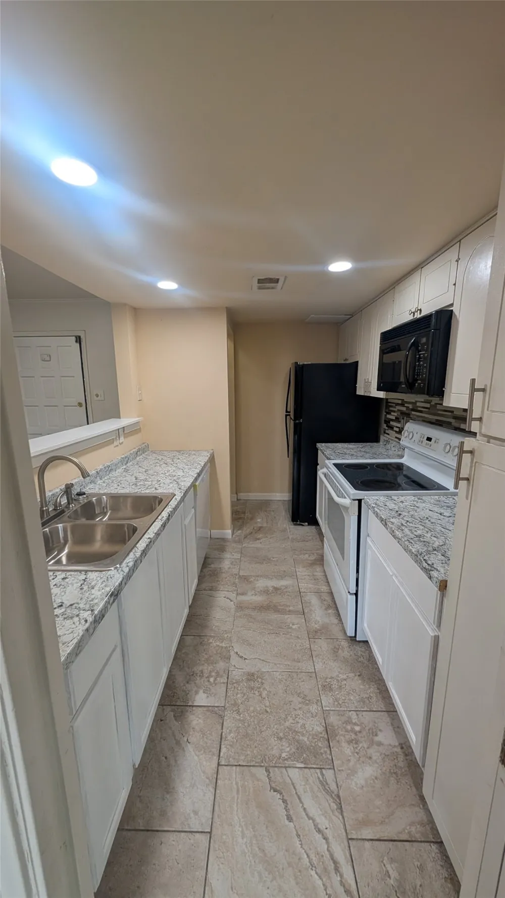 556 E Avenue J #B Grand Prairie, TX 75050