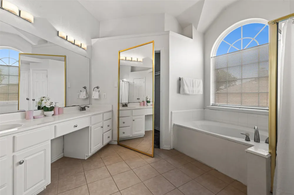 5709 Christy Lane Haltom City, TX 76137