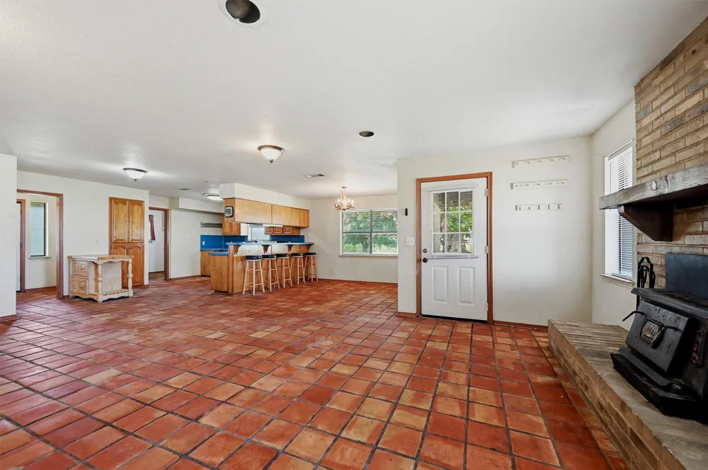 976 County Road 4070 Ector, TX 75439