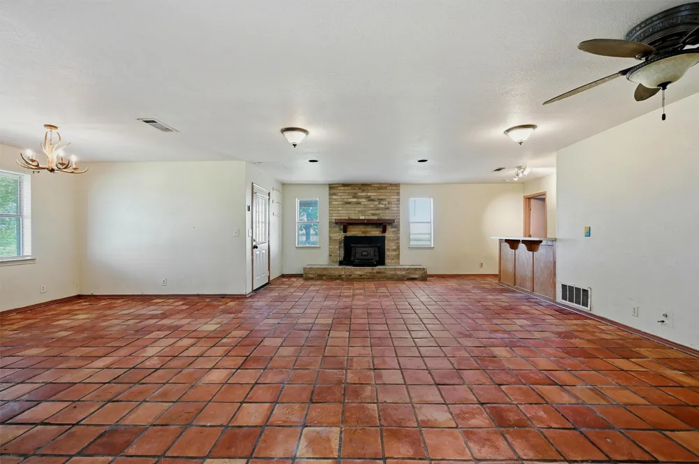 976 County Road 4070 Ector, TX 75439